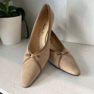 Vintage, camel Ferragamo pump, like new